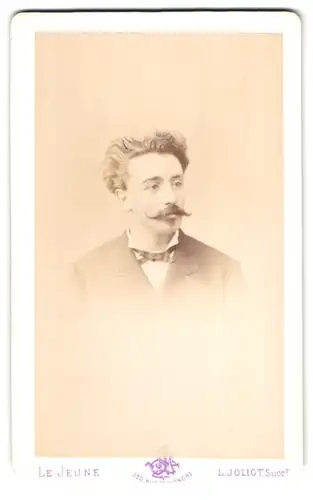 Fotografie Le Jeune, Paris, Rue St. Honore 350, Portrait Mann im Anzug mit Moustache und gestylten Haaren