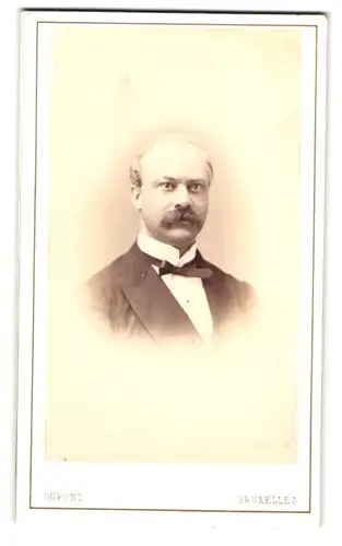Fotografie Dupont, Bruxelles, 67 Rue Neuve, älterer Mann in Sonntagsstaat