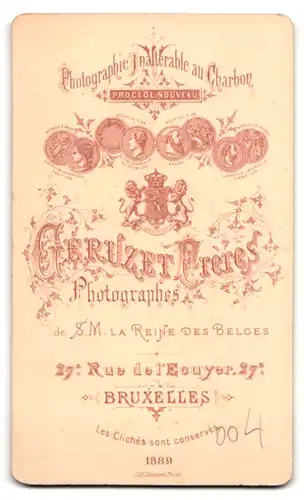 Fotografie Geruzet Freres, Bruxelles, 27 Rue de l`Ecuyer, junger Mann mit Zwicker im Portrait