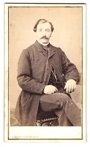 Fotografie Armand Dandoy, Namur, Rue de Fer 82, bürgerlicher Herr im Anzug