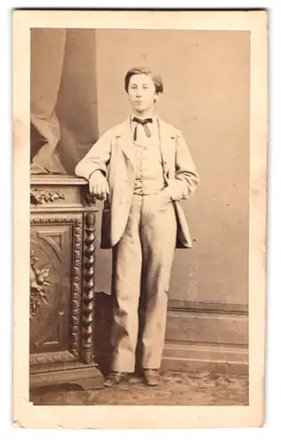 Fotografie Eugene de Paris, Toulon, Place du Nouveau Theatre, Junge in Sonntagskleidern