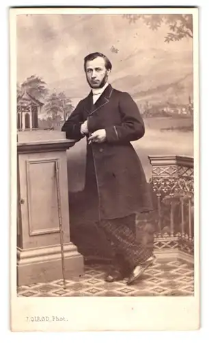 Fotografie J. Cirod, Chalons-S-Saone, Herr in karierter Hose raucht Zigarre