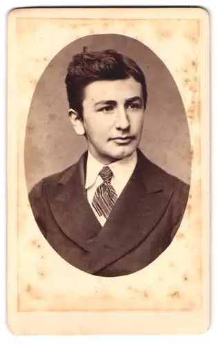 Fotografie Fotograf und Ort unbekannt, Portrait junger Knabe im Anzug mit gestreifter Krawatte