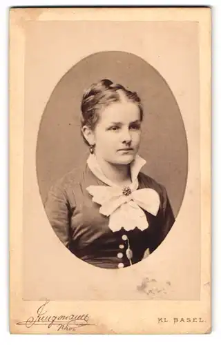 Fotografie J. Jungmann, Kl. Basel, Portrait Mädchen im Kleid mit Schleife und Ohrringen