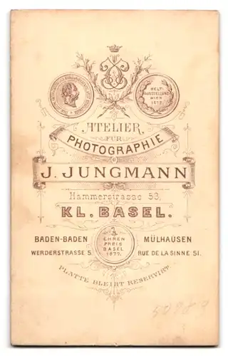 Fotografie J. Jungmann, Kl. Basel, Portrait Mädchen im Kleid mit Schleife und Ohrringen