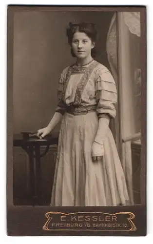 Fotografie E. Kessler, Freiburg i. B., Bahnhofstr. 10, Portrait Dame im Biedermeierkleid mit Handschuhen