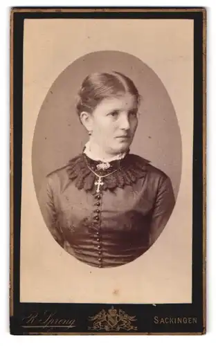 Fotografie R. Spreng, Säckingen, Portrait junge Frau mit Rüschenkragen und Jesuskreuz an der Halskette