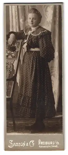 Fotografie Samson & Co., Freiburg i. B., Kaiserstr. 144a, Portrait Frau im gepunkteten Kleid mit Tolle