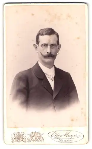 Fotografie Otto Mayer, Dresden, Pragerstr. 38, Portrait Herr im Anzug mit Kaiser Wilhelm Bart und Brille