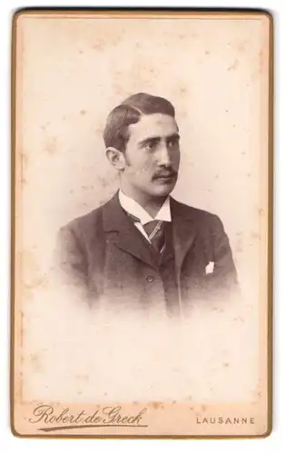 Fotografie Robert de Greck, Lausanne, Gare du Flon, Portrait Mann im Anzug mit Oberlippenbart