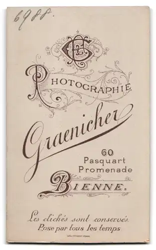 Fotografie F. Graenicher, Bienne, Pasquart Promenade 60, Portrait Herr mit weisser Fliege und Bürstenhaarschnitt