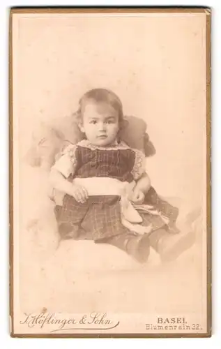 Fotografie J. Höflinger & Sohn, Basel, Blumenrain 32, Portrait kleines Mädchen im karierten Kleid mit Schleife