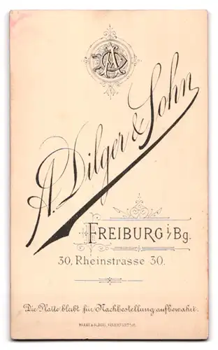 Fotografie A. Dilger & Sohn, Freiburg i. Bg., Rheinstr. 30, Portrait junge Frau im Biedermeierkleid mit Locken