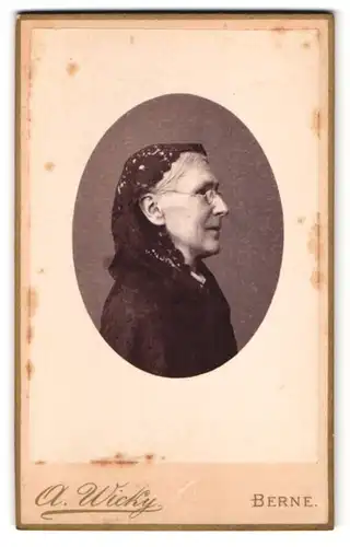 Fotografie A. Wicky, Berne, Portrait alte Frau im Seitenprofil mit Kopftuch und Brille