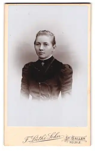 Fotografie F. Lüthi Sohn, St. Gallen, Portrait Frau im Biedermeierkleid mit Brosche