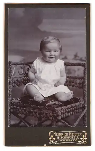 Fotografie Heinrich Meister, Bischofszell, Poststr., Portrait kleines Kind im weissen Kleid auf einem Stuhl sitzend