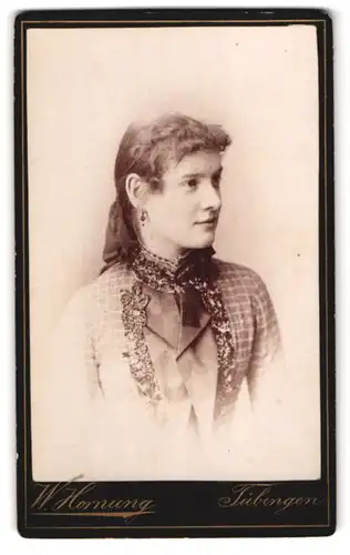 Fotografie W. Hornung, Tübingen, Uhlandstr. 11, Portrait junge Frau im karierten Kleid mit Locken
