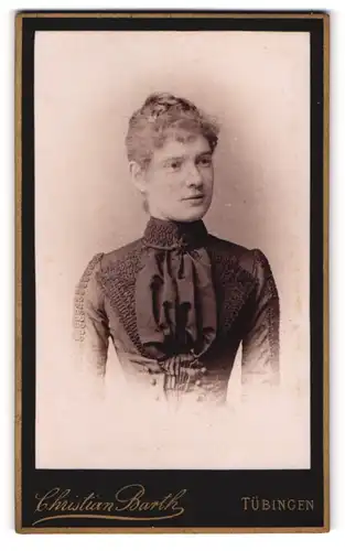 Fotografie Christian Barth, Tübingen, Gartenstr. 7, Portrait Frau im taillierten Kleid mit Locken
