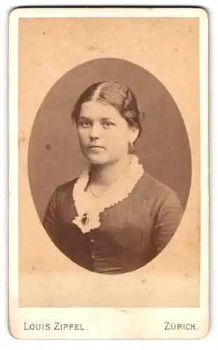 Fotografie Louis Zipfel, Zürich, Schifflände, Portrait junge Frau im Kleid mit Rüschenkragen