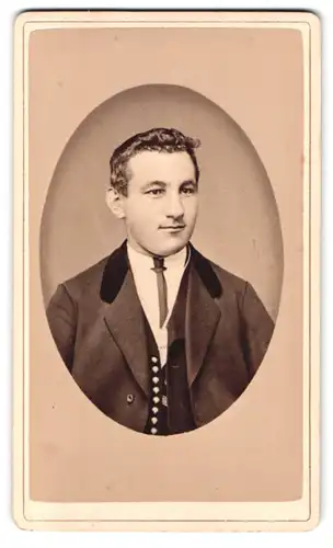 Fotografie J. Lüthi, St. Gallen, im Feldle beim neuen Friedhof, Portrait Mann im Anzug mit Locken