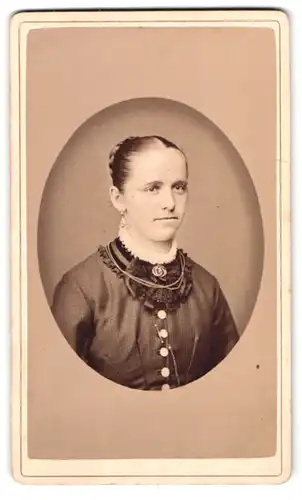 Fotografie J. Lüthi, St. Gallen, im Feldle beim neuen Friedhof, Portrait Dame im Biedermeierkleid mit Brosche