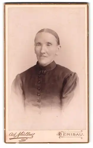 Fotografie ad. Müllers, Herisau, Casernenstr. z. Papagei, Portrait alte Frau im dunklen Kleid