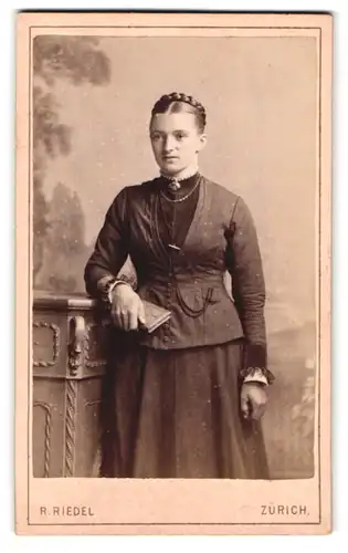 Fotografie R. Riedel, Zürich, Portrait junge Frau im Biedermeierkleid mit Brosche und Zopf