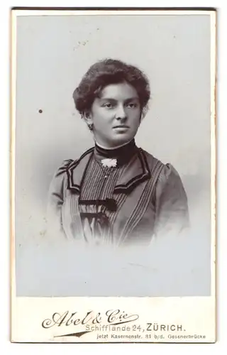 Fotografie Abel & Cie., Zürich, Schifflände 24, Portrait hübsche junge Frau im Kleid mit krausen Haaren