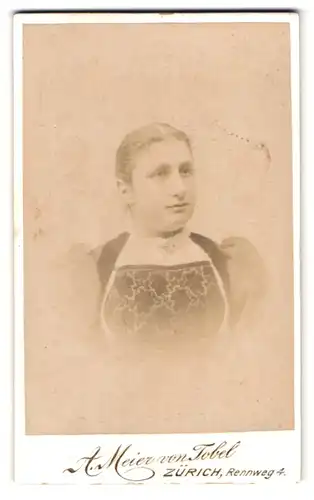 Fotografie A. Meier von Tobel, Zürich, Rennweg 4, Portrait Frau im Kleid mit Puffärmeln