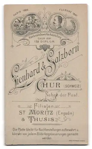 Fotografie Lienhard & Salzborn, Chur, Neben der Post, Portrait Dame im weissen Kleid mit Halsband und Hochsteckfrisur