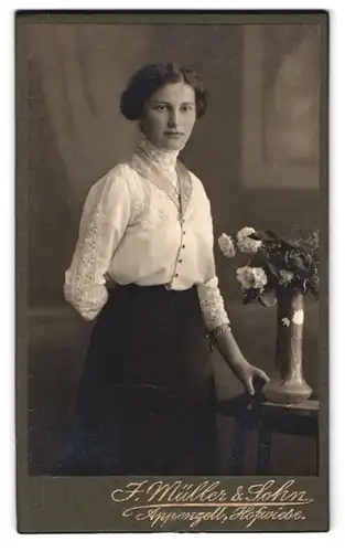 Fotografie F. Müller & Sohn, Appenzell, Hofwiese, Portrait Dame in weisser Bluse mit Armkettchen