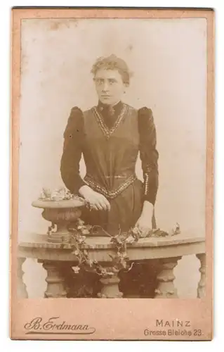 Fotografie B. Erdmann, Mainz, Grosse Bleiche 23, Portrait Dame im Biedermeierkleid mit Locken