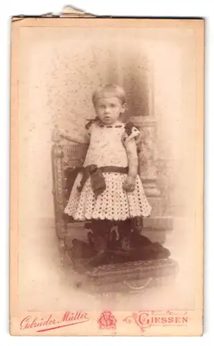 Fotografie Gebrüder Müller, Giessen, Bahnhofstr. 34, Portrait kleines Mädchen im Häkelkleid mit Topfhaarschnitt