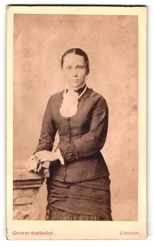 Fotografie Gustav Backofen, Giessen, Bahnhofstr. C 93, Portrait Dame im Biedermeierkleid mit Ohrringen