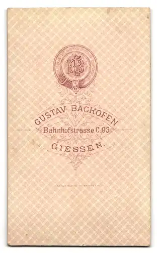 Fotografie Gustav Backofen, Giessen, Bahnhofstr. C 93, Portrait Dame im Biedermeierkleid mit Ohrringen