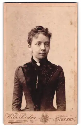 Fotografie Wilh. Becker, Giessen, Bahnhofstr., Portrait junge Frau im Biedermeierkleid mit Locken