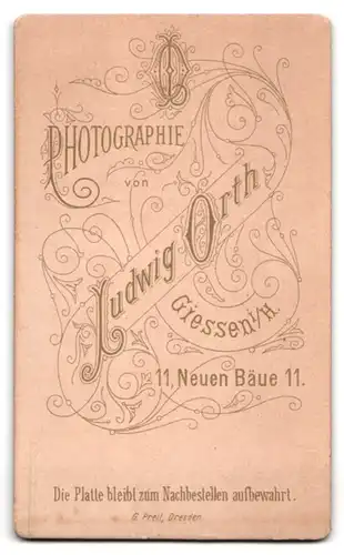 Fotografie L. Orth, Giessen, Neue Bäue 11, Portrait kleiner Junge im Anzug steht im Atelier