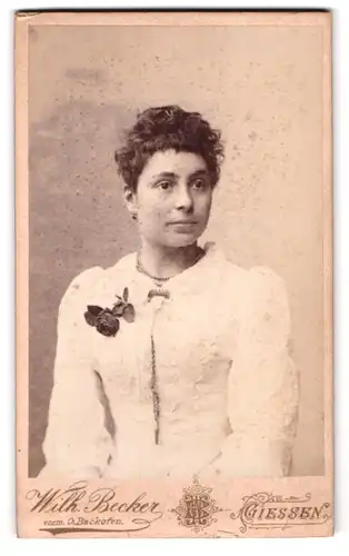 Fotografie Wilh. Becker, Giessen, Bahnhofstr., Portrait Dame im weissen bestickten Kleid mit Locken