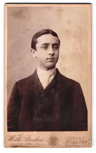 Fotografie Wilh. Becker, Giessen, Bahnhofstr., Portrait junger Mann im Anzug mit weissem Schlips