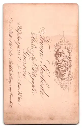 Fotografie Franz Gerbode, Giessen, Kaplangasse 21, Portrait Dame im Kleid mit Brosche
