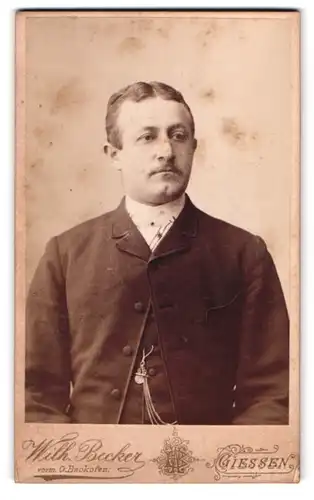 Fotografie Wilh. Becker, Giessen, Bahnhofstr., Portrait Mann im Anzug mit Mittelscheitel