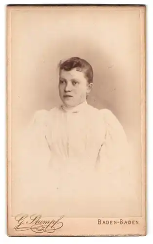 Fotografie G. Stumpf, Baden-Baden, Lichtenthalerstr. 53, Portrait junge Frau im weissen Kleid mit Puffärmlen