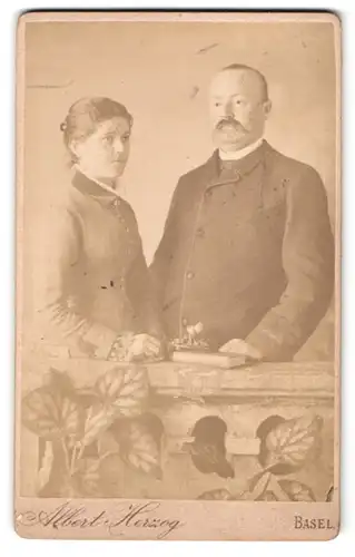 Fotografie Albert Herzog, Basel, Vater mit Tochter im Biedermeierkleid steht an einer Brüstung