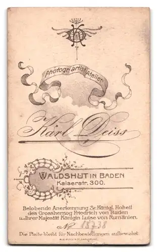 Fotografie Karl Deiss, Waldshut i. B., Kaiserstr. 300, Portrait Kleinkind im weissen Kleid sitzt im Atelier