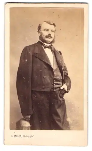 Fotografie L. Mulot, Paris, Rue de Rivoli 48, Portrait rundlicher Mann im Anzug mit Backenbart