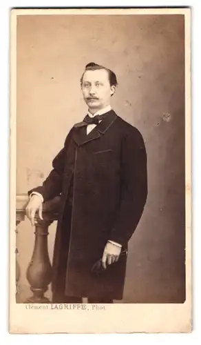 Fotografie Clement Lagriffe, Paris, Rue St. Honore 203, Portrait junger Mann im Anzug mit Fliege und Zwirbelbart