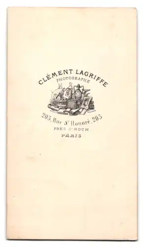 Fotografie Clement Lagriffe, Paris, Rue St. Honore 203, Portrait junger Mann im Anzug mit Fliege und Zwirbelbart