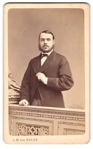 Fotografie C. M. van Eelde, Wiesbaden, Portrait junger Mann im Anzug mit Fliege und Kinnbart
