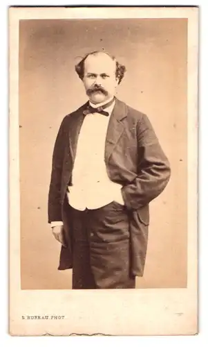 Fotografie S. Bureau Succ., Paris, Palais Royal 44, Portrait rundlicher Mann mit Halglatze im Anzug