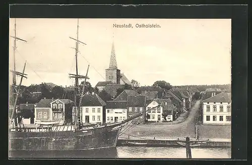 AK Neustadt /Ostholstein, Ortspartie mit Kirche und Schiff